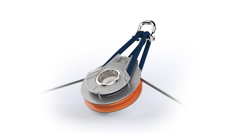 Prämierte ROTZLER TARVOS Seilrolle mit funktionalem Industrial Design und optimierter Tragkonstruktion.