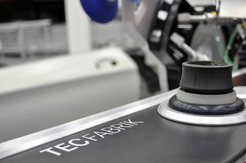 Ergonomisch gestaltete Bedienkonsole mit 3D-Joystick für das Leanfit Mensch-Roboter-Kollaborationssystem der Daimler TecFabrik.