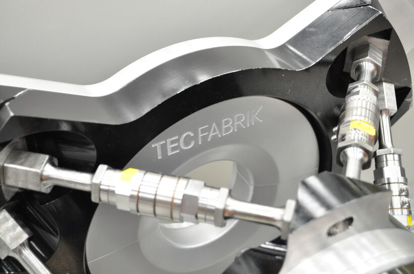 Detailaufnahme eines präzisionsgefertigten Robotergreifers mit CNC-gefrästen Aluminiumbauteilen und integrierter Pneumatik für industrielle Automatisierung.