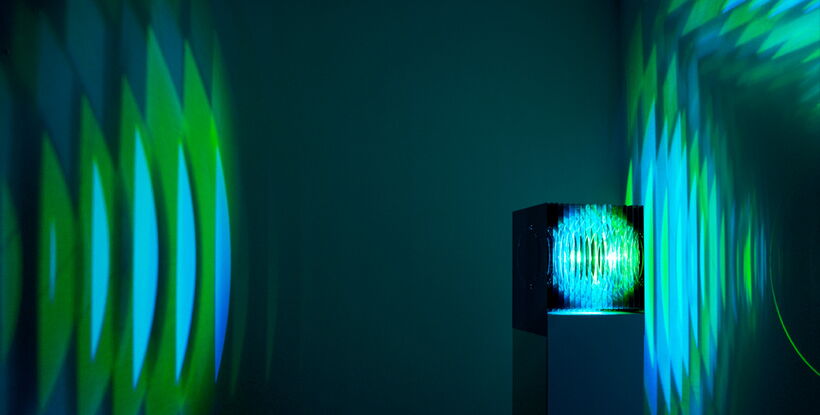 atmosphero Designobjekt mit innovativem Product Design, Spiegeltechnik und dynamischen Lichtinstallationen.