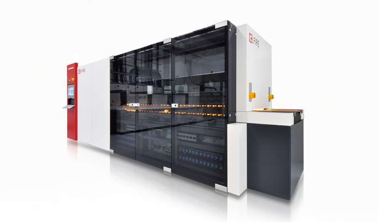 Industriedesign der centrotherm C.FIRE Produktionsanlage mit transparenter Sicherheitsglasfront für optimale Prozessüberwachung und hochwertige Maschinenarchitektur.