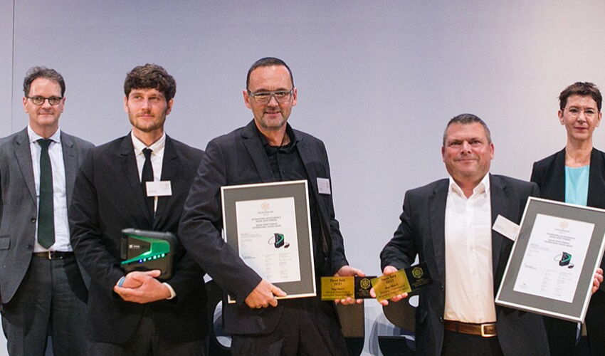 defortec bei der Preisverleihung des Focus Open 2021 mit Urkunden und Trophäe