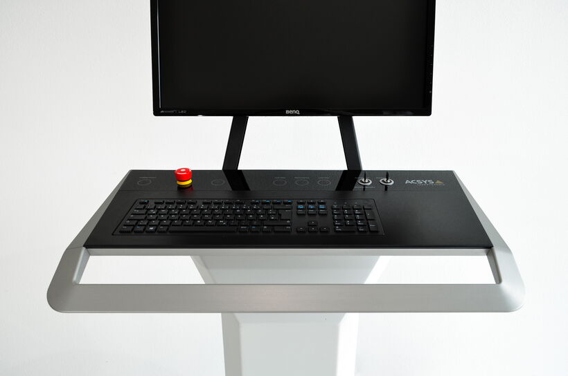 Ergonomisches Bedienpanel der MULTISHIFT Laserbearbeitungsanlage mit integrierter Tastatur, Glasoberfläche und kapazitiven Bedienelementen.