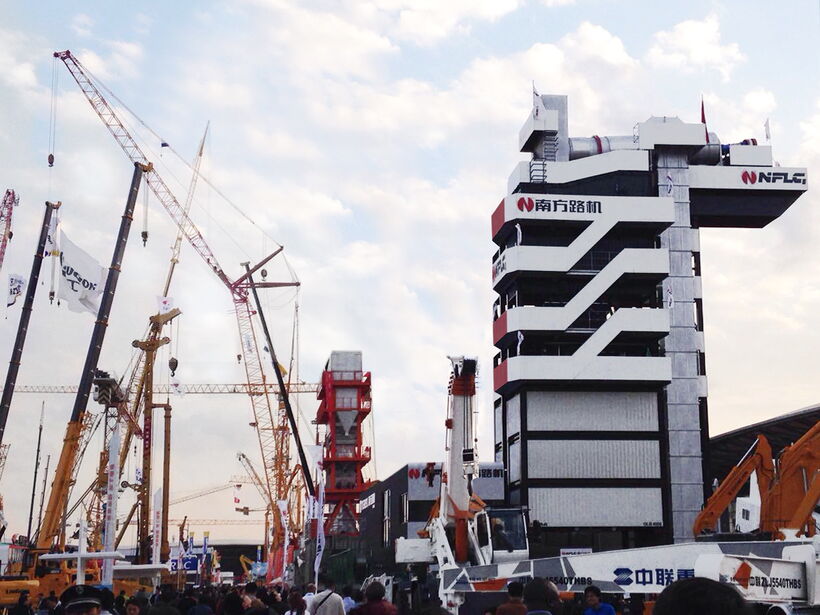 NFLG GLB 4000 Asphaltmischanlage auf der Bauma China. Das architektonische Maschinenbau-Design verleiht dem großdimensionierten Anlagenturm eine markante Markenidentität und hohe Fernwirkung.