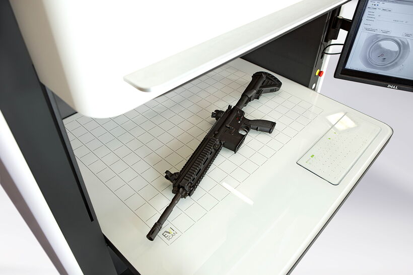 Innovativer Beweismittelscanner EVISCAN mit durchdachtem Industriedesign für die berührungslose Spurensicherung und intuitive Bedienung in der Kriminaltechnik.