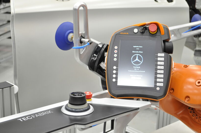 Ergonomische Bedienkonsole mit Joystick und intuitiven Bedienelementen zur Steuerung eines kollaborativen Robotersystems und integrierten Greifarms.