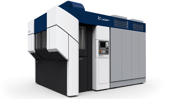 Rückansicht der LiCON LiFLEX II 444 mit integriertem Bedienpanel, kompakter Gehäusearchitektur und funktionalem Maschinendesign für hochpräzise CNC-Bearbeitung.
