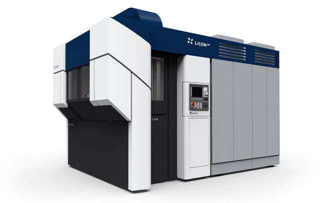 Rückansicht der LiCON LiFLEX II 444 mit integriertem Bedienpanel, kompakter Gehäusearchitektur und funktionalem Maschinendesign für hochpräzise CNC-Bearbeitung.