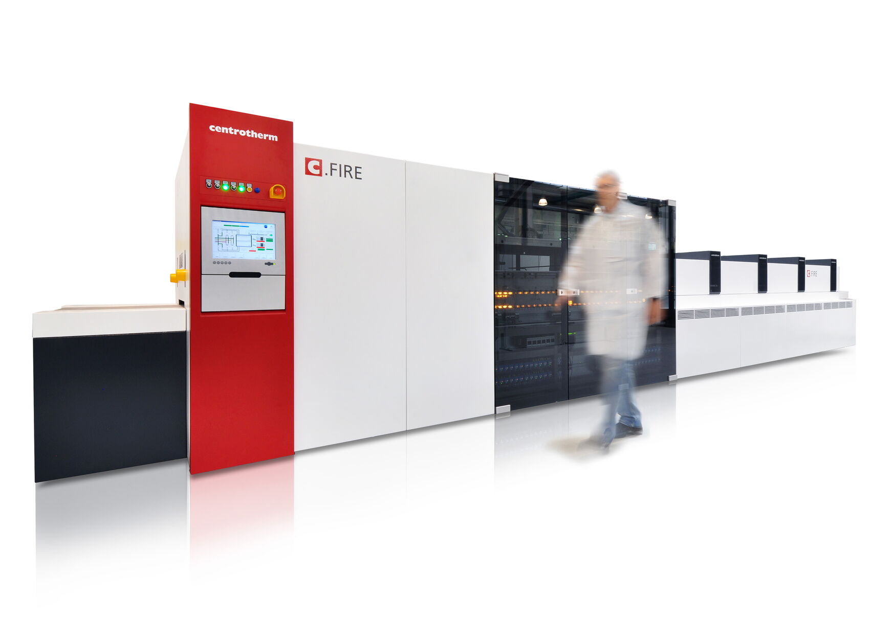 Industriedesign der centrotherm C.FIRE Produktionsanlage mit markantem HMI-Bedienterminal, transparenter Glasfront und ergonomischem User Interface.