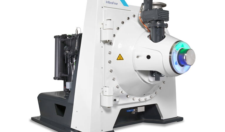 Industriedesign des Voith InfibraFiners mit markanter Maschinenfront, integriertem SmartLight und robuster Maschinenarchitektur für großformatige Prozessmaschinen der Papierindustrie.