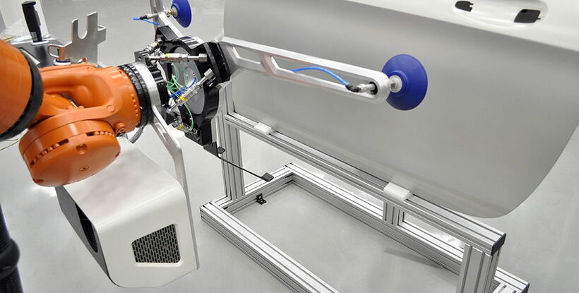 Industrial Design des Leanfit Robotersystems mit Greiferentwicklung für Mensch-Roboter-Kollaboration und automatisierte Fertigungsprozesse bei der Daimler TecFabrik.