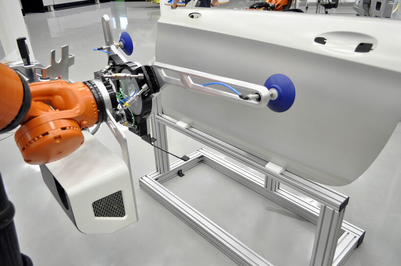 Kollaboratives Robotersystem mit ergonomisch gestaltetem Endeffektor, Leichtbaukomponenten und intelligenter Automatisierung für Industrie-4.0-Anwendungen.