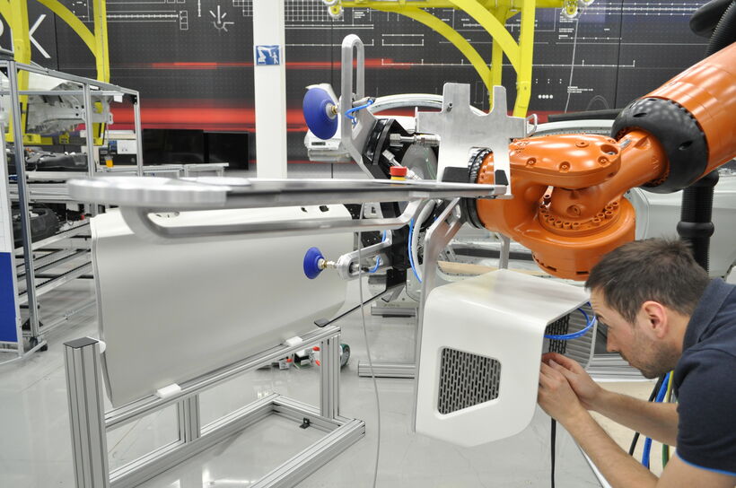 Prototyp eines kollaborativen Robotersystems mit ergonomischer Bedienkonsole und Leichtbau-Greifer im Testeinsatz für Industrie 4.0 und moderne Fertigungsautomation.