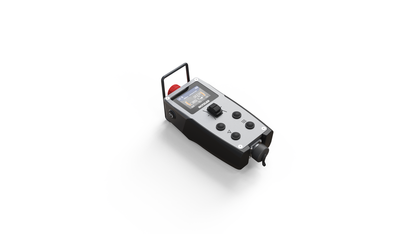 Kompakte ROTZLER APEX Seilwinden-Fernbedienung mit ergonomischem Gehäuse, Farbdisplay und robustem Industrial Design für mobile Anwendungen.