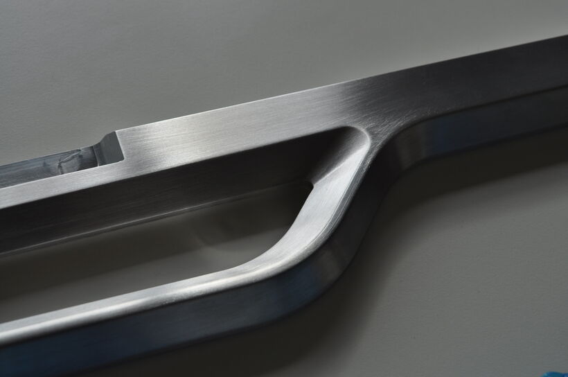CNC-gefräste Aluminiumstruktur einer ergonomischen Bedienkonsole mit funktionsoptimiertem Leichtbau für industrielle Robotersysteme.