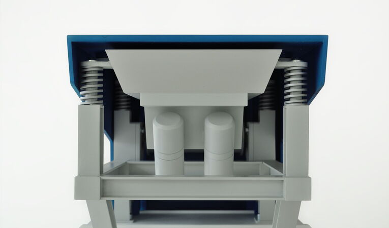 Detailansicht der Materialzuführung des MRZ Messemodells mit maßstabsgetreu nachgebildeter Zuführeinheit und funktionalen Konstruktionselementen.