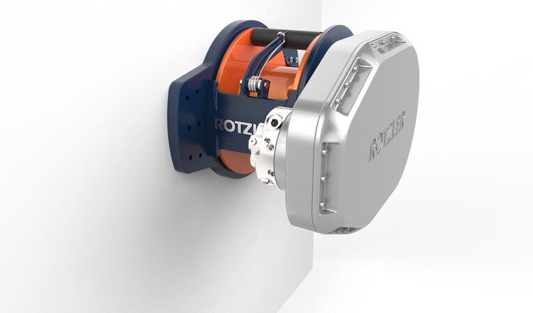 Industrielle Antriebseinheit mit farbcodierten Komponenten und hochwertigem Maschinengehäuse im Industrial Design.