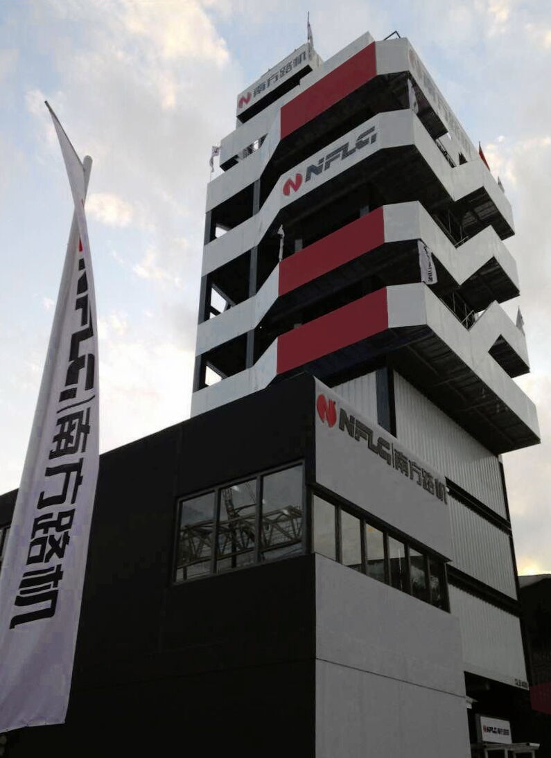 Detailansicht der NFLG GLB 4000 Asphaltmischanlage auf der Bauma China. Die modularen Fassadenbänder verleihen dem Anlagenturm eine markante architektonische Identität.