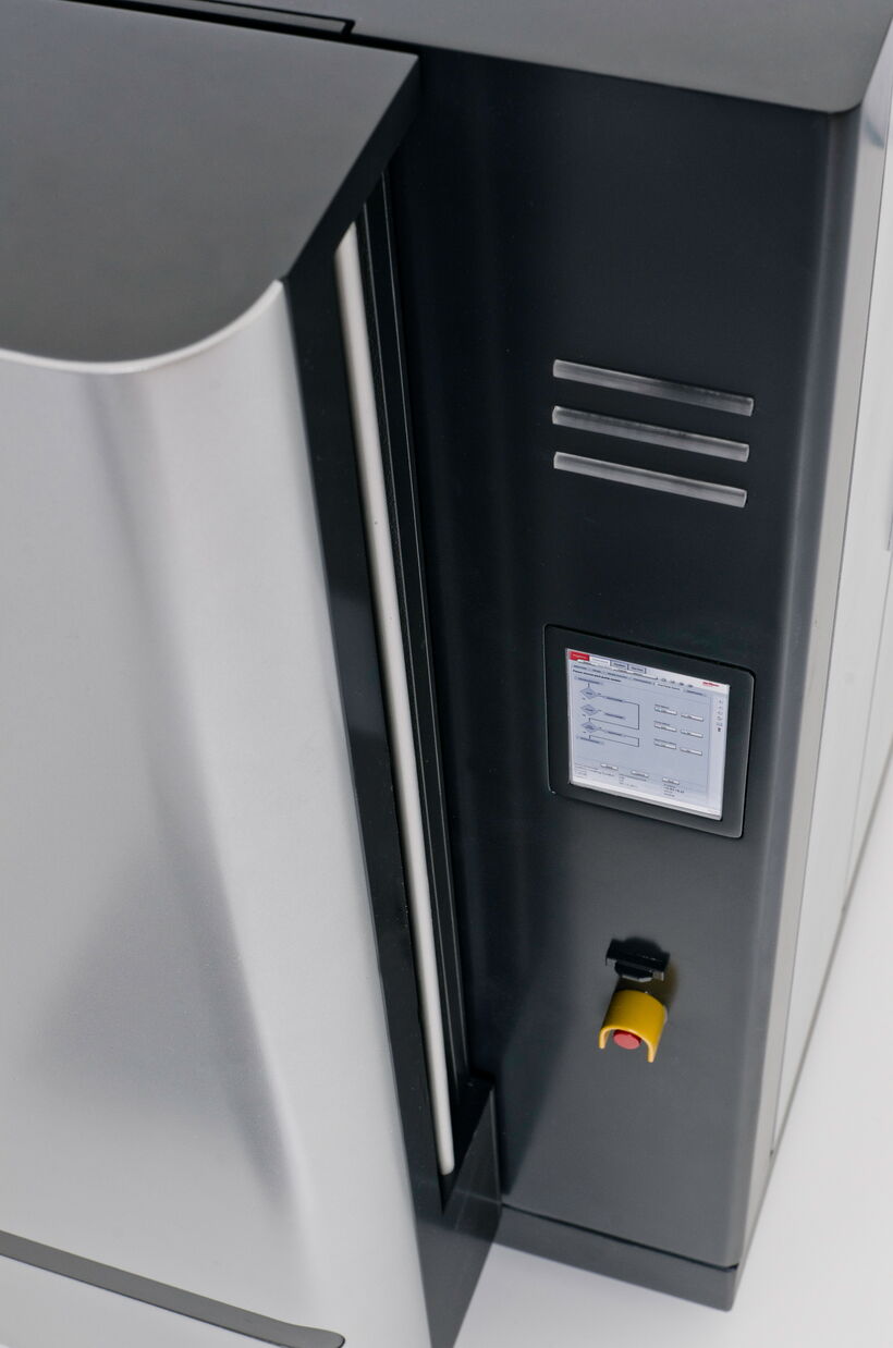Bedieneinheit mit HMI eines industriellen Oerlikon Designmodells.
