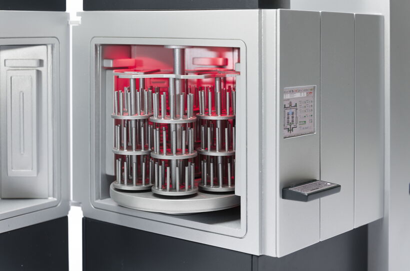 Designmodell einer Oerlikon Beschichtungsanlage mit simuliertem Beschichtungsprozess.