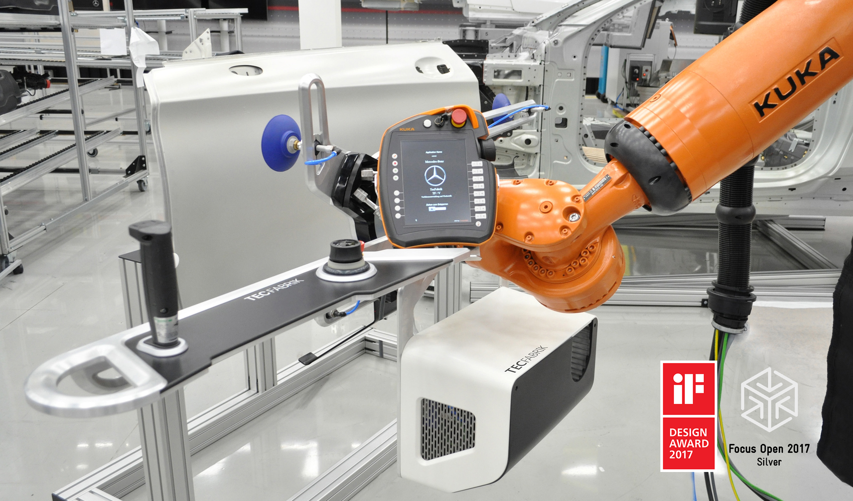 Kollaboratives Robotiksystem mit KUKA-Roboter, ergonomischem Greifersystem und Bedieneinheit für die Montage von Fahrzeugtüren in der Automobilproduktion.