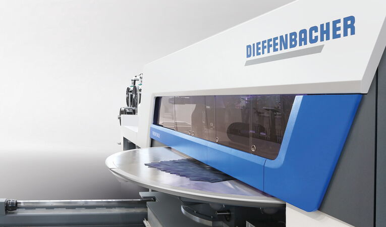 Industriedesign der Dieffenbacher Fiberforge mit maßgeschneiderter Maschineneinhausung zur visuellen Betonung der Präzision und Technologie des Fertigungsprozesses.