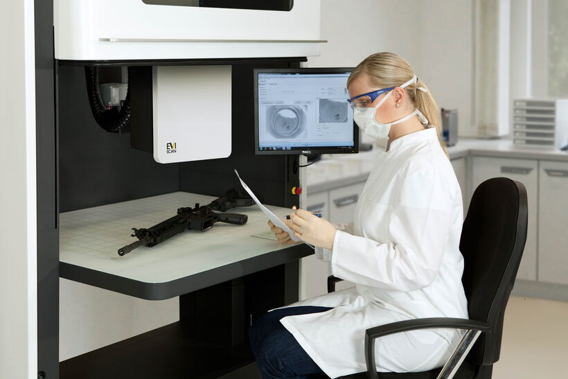 EVISCAN Beweismittelscanner im praktischen Einsatz bei der berührungslosen Spurensicherung – ergonomisches Laborgerätedesign mit integriertem Scankopf und digitalem Bedienkonzept für forensische Untersuchungen.