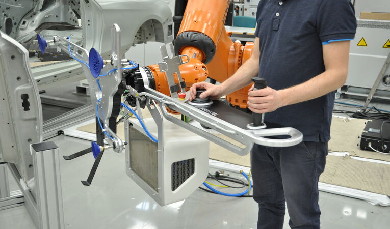 Ergonomisch gestaltetes Leanfit Robotersystem für Mensch-Roboter-Kollaboration (MRK) in der automatisierten Fahrzeugproduktion der Daimler TecFabrik.
