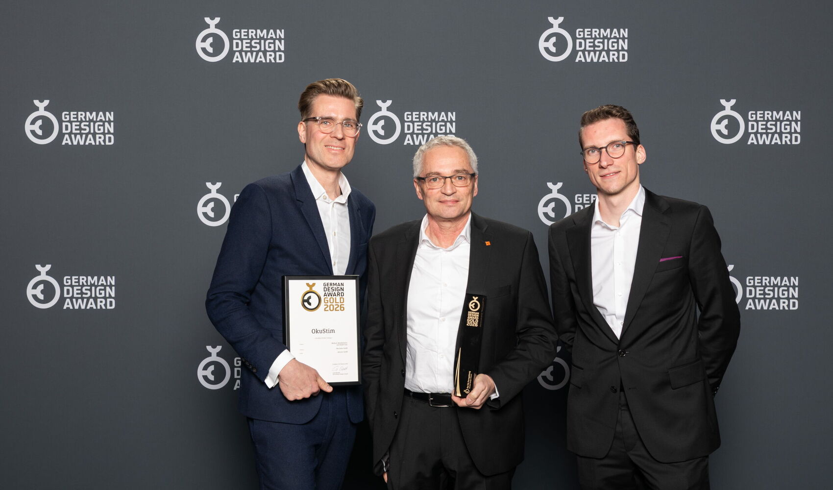 defortec und Okuvision mit Urkunde und Trophäe des German Design Award 2026 in Gold