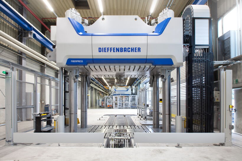 Frontansicht der Dieffenbacher Fiberpress in einer automatisierten Produktionslinie zur Umformung thermoplastischer Faserverbundbauteile im modernen Industrial Design.