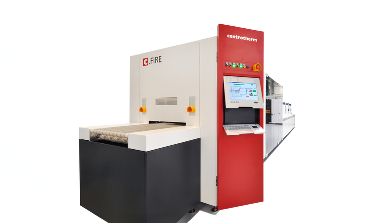Industriedesign der centrotherm C.FIRE Produktionsanlage mit integriertem Bedienterminal, klappbarem Aluminium-Monitorrahmen und ergonomischem User Interface.