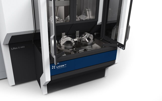 Geöffneter Beladebereich der LiCON LiFLEX II 444 mit ergonomischem Schwenk-Schiebemechanismus für schnellen und komfortablen Werkstückwechsel.