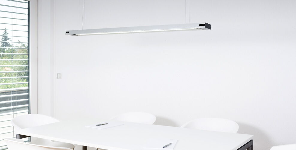 Merath NIXWIELICHT LED-Leuchte mit minimalistischem Lighting Design für Büro-, Industrie- und Großflächenbeleuchtung.