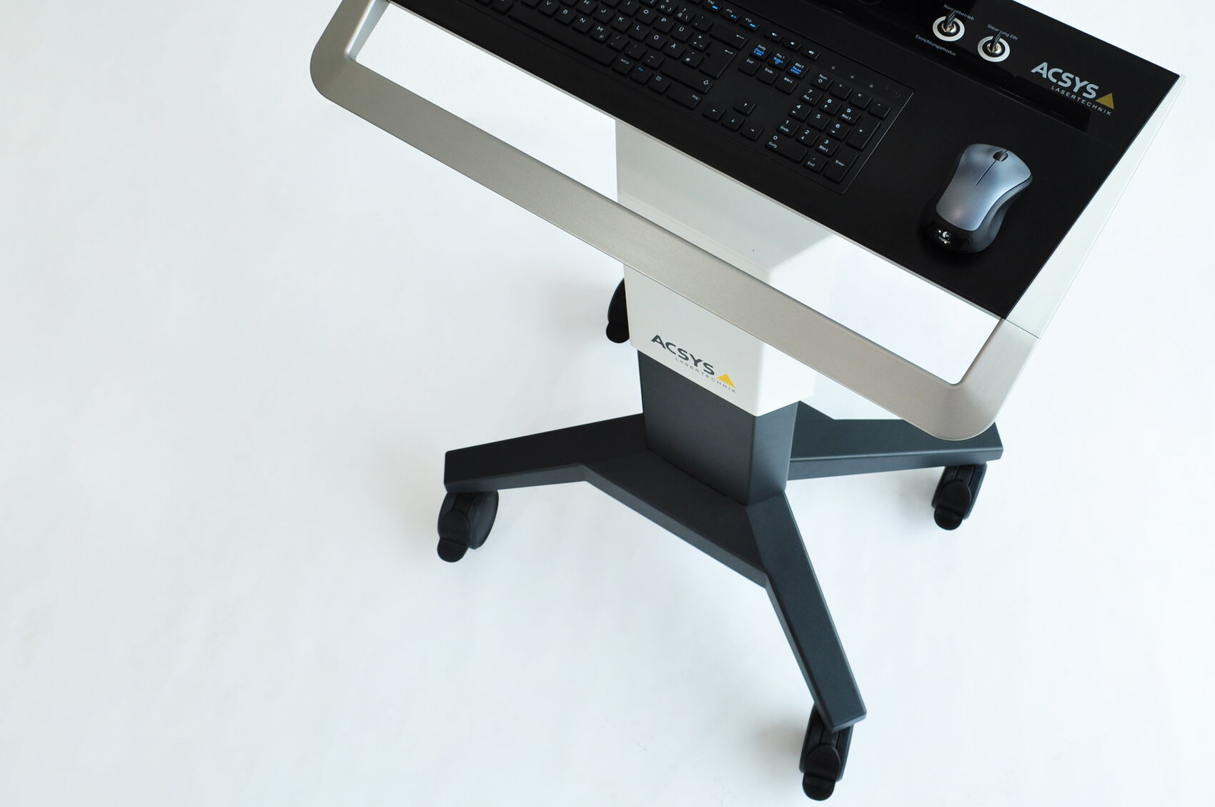 Produktdesign des höhenverstellbaren Bedienpanels der Acsys MULTISHIFT mit ergonomischer Griffleiste und fahrbarem Untergestell.