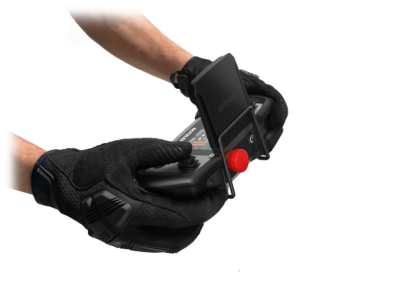 ROTZLER APEX Seilwinden-Fernbedienung mit ergonomischer Zweihandbedienung, großem Not-Aus-Taster und handschuhgeeigneten Bedienelementen für professionelle Anwendungen.