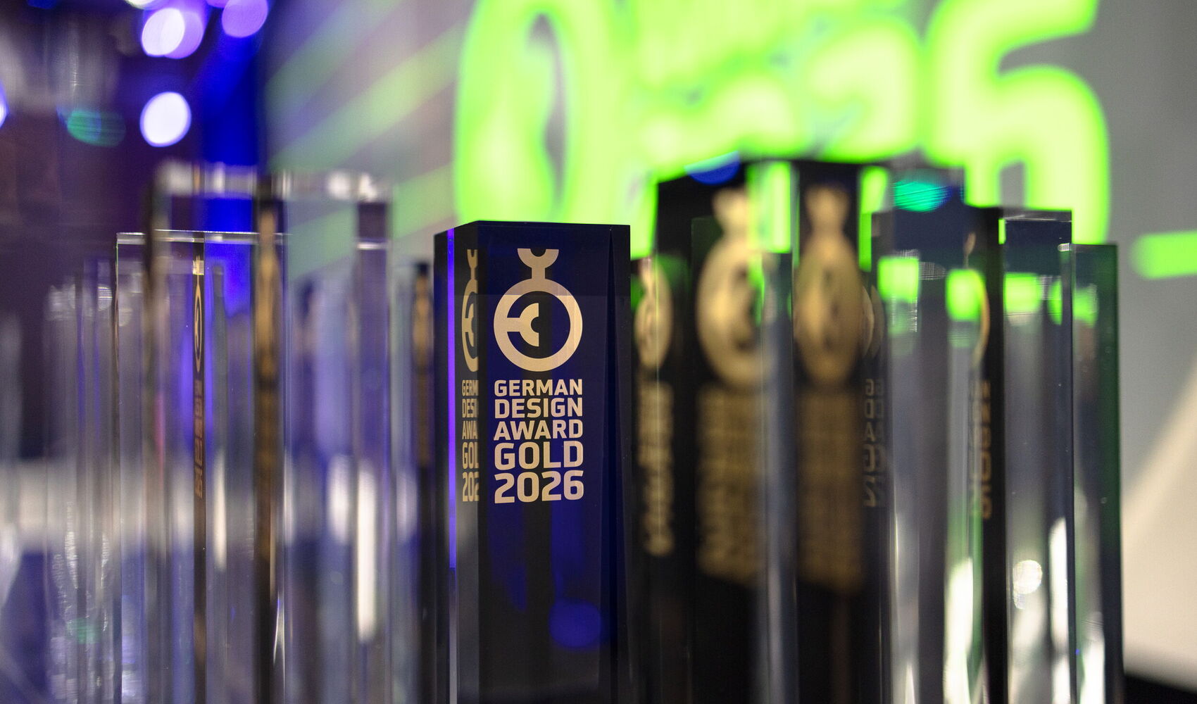 Trophäen des German Design Award 2026 in Gold bei der Preisverleihung