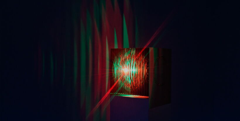 atmosphero Designobjekt mit dynamischen Lichtfarben, Spiegeltechnik und innovativem Product- und Lighting Design.