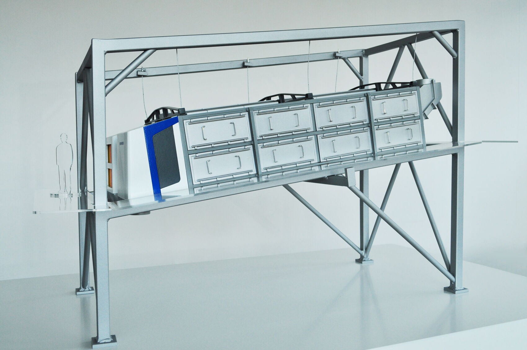 Maßstabsgetreues Messemodell der OSC Siebmaschine von Dieffenbacher mit hängender Konstruktion und ergonomischem Anlagenkonzept.