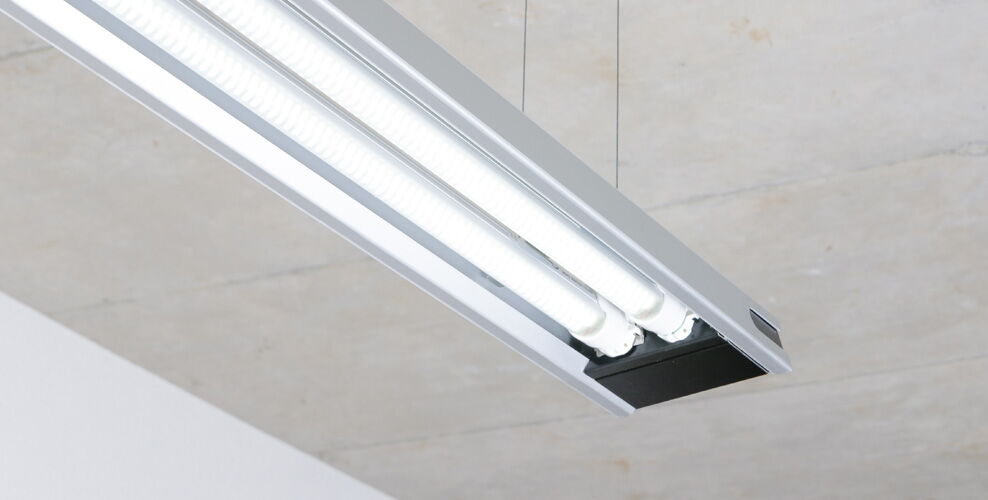 Minimalistische Merath NIXWIELICHT LED-Leuchte mit modularem Lighting Design für Büro-, Industrie- und Großflächenbeleuchtung.