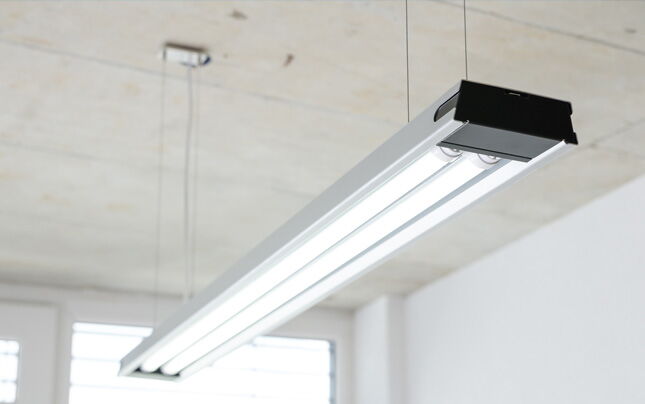 LED-Leuchte mit LED Tubes als Ergebnis eines durchdachten Consumer Goods und Lighting Designs für energieeffiziente Beleuchtung.