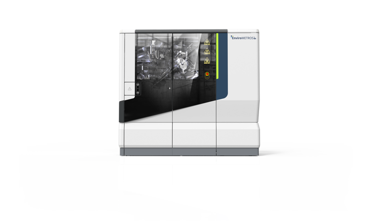 Industrial Design eines High-End-Analysegeräts mit asymmetrischer Glasfront, integriertem Statuslicht und hochwertigem Maschinengehäuse für den Labor- und Maschinenbau.