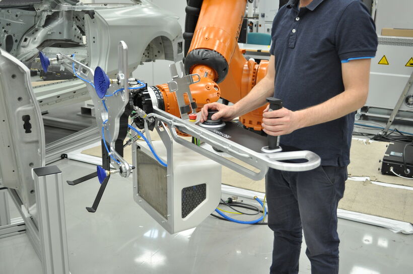 Ergonomisch gestaltetes Leanfit Robotersystem für Mensch-Roboter-Kollaboration (MRK) in der automatisierten Fahrzeugproduktion der Daimler TecFabrik.
