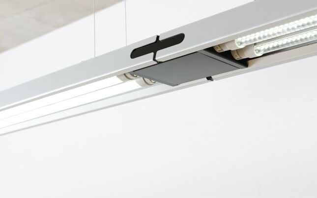 Detailansicht der NIXWIELICHT LED-Leuchte mit integrierten LED Tubes und konstruktiv optimiertem Leuchtengehäuse für eine wirtschaftliche Serienfertigung.