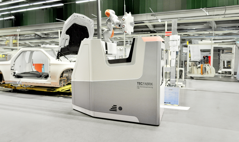 Industrial Design einer Maschinenverkleidung für einen mobilen MRK-Roboter im Einsatz in einer modernen Automobilfertigung.