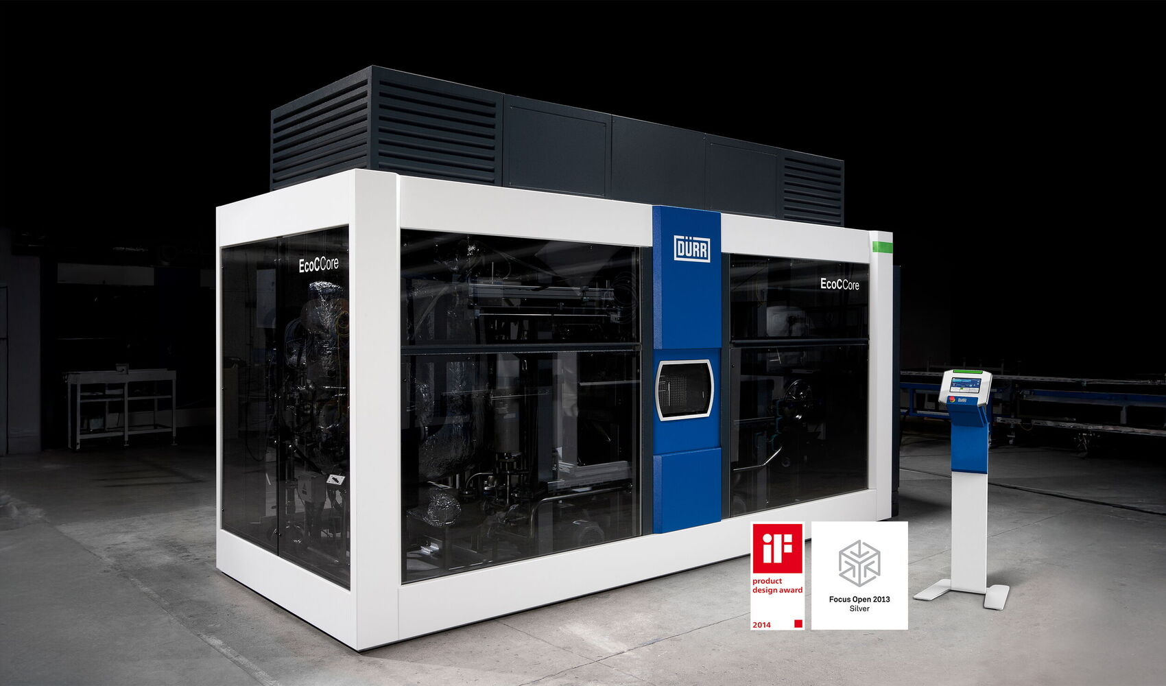 Dürr EcoCCore Reinigungsanlage mit transparentem Mineralglasgehäuse, integriertem Bedienkonzept und selbsttragendem Housingsystem für industrielle Fertigungsprozesse.