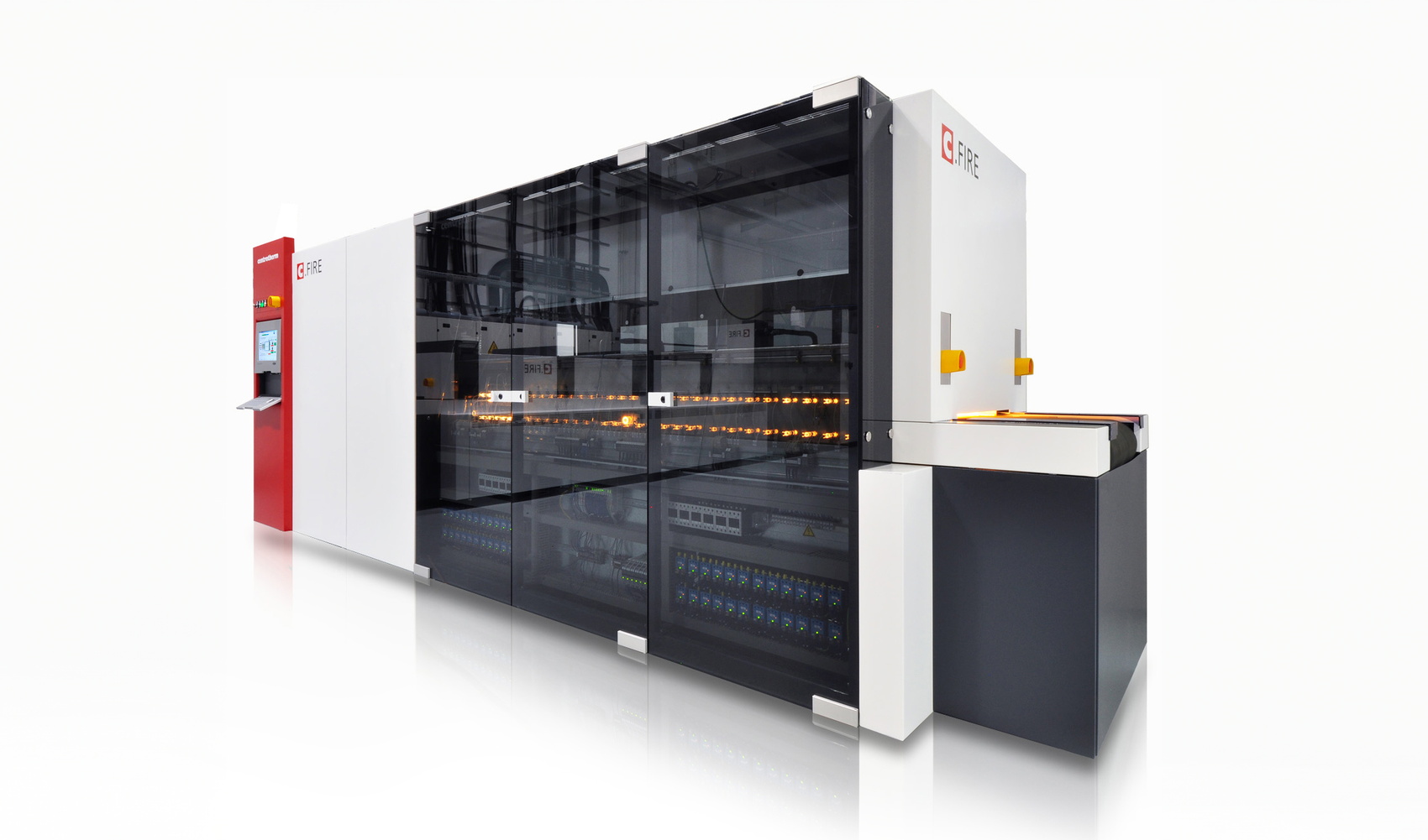 Industriedesign der centrotherm C.FIRE Produktionsanlage mit transparenter Sicherheitsglasfront für optimale Prozessüberwachung und hochwertige Maschinenarchitektur.
