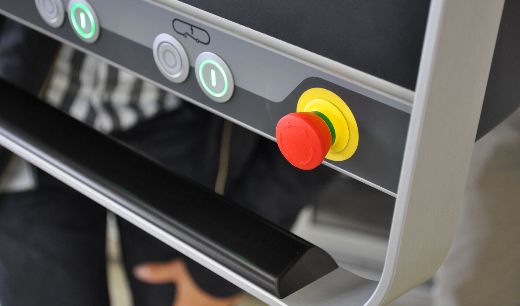 Detailansicht des ILLIG Bedienpanels mit umlaufendem Aluminiumrahmen, der als Gestaltungselement und ergonomischer Griff für eine komfortable Bedienung dient.