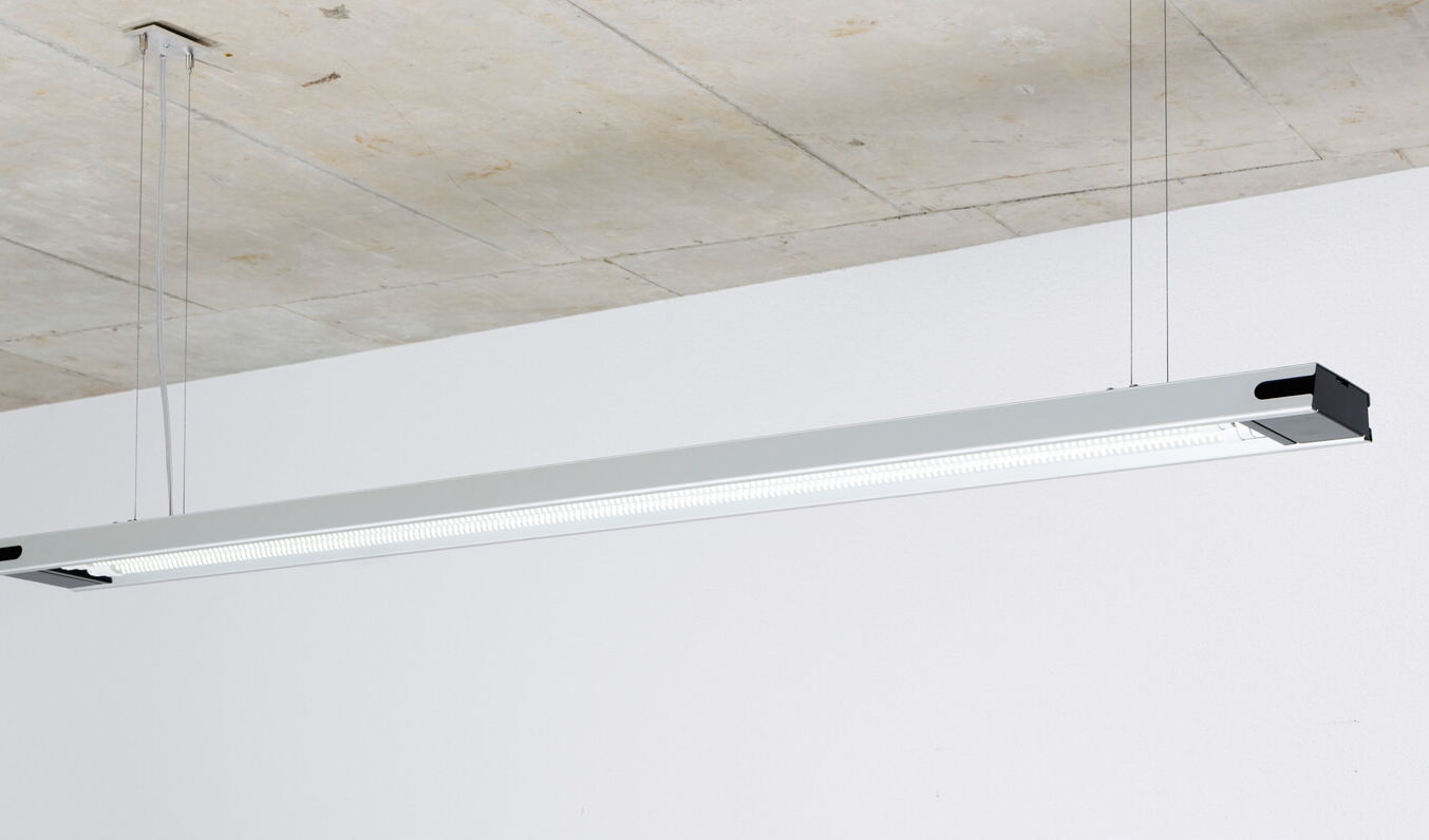 Minimalistisch gestaltete LED-Pendelleuchte im Bereich Lighting Design und Consumer Goods Design mit hochwertigem Aluminiumprofil und effizienter Lichttechnik.