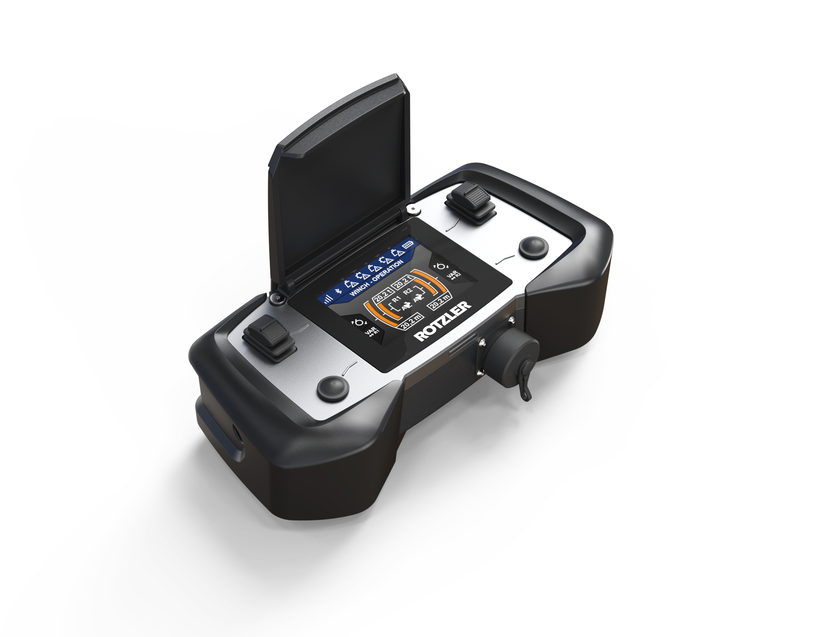 ROTZLER APEX Seilwinden-Fernbedienung mit aufklappbarer Displayabdeckung, ergonomischen Bedienelementen und robustem Gehäuse für extreme Einsatzbedingungen.